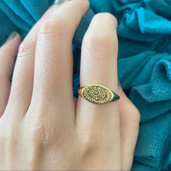 18K Goldplated Moon and Sun Face Signet Ring - Picture 11 of 12